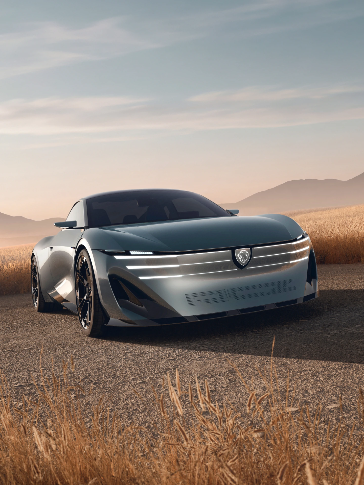 Een vrouw staat voor de conceptcar PEUGEOT RCZ Vision