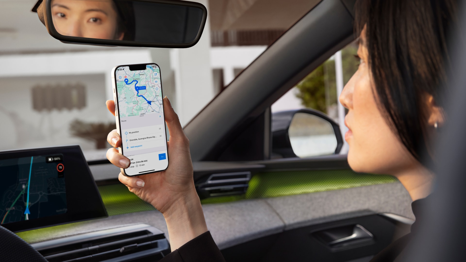Une femme sur son téléphone qui regarde son trajet