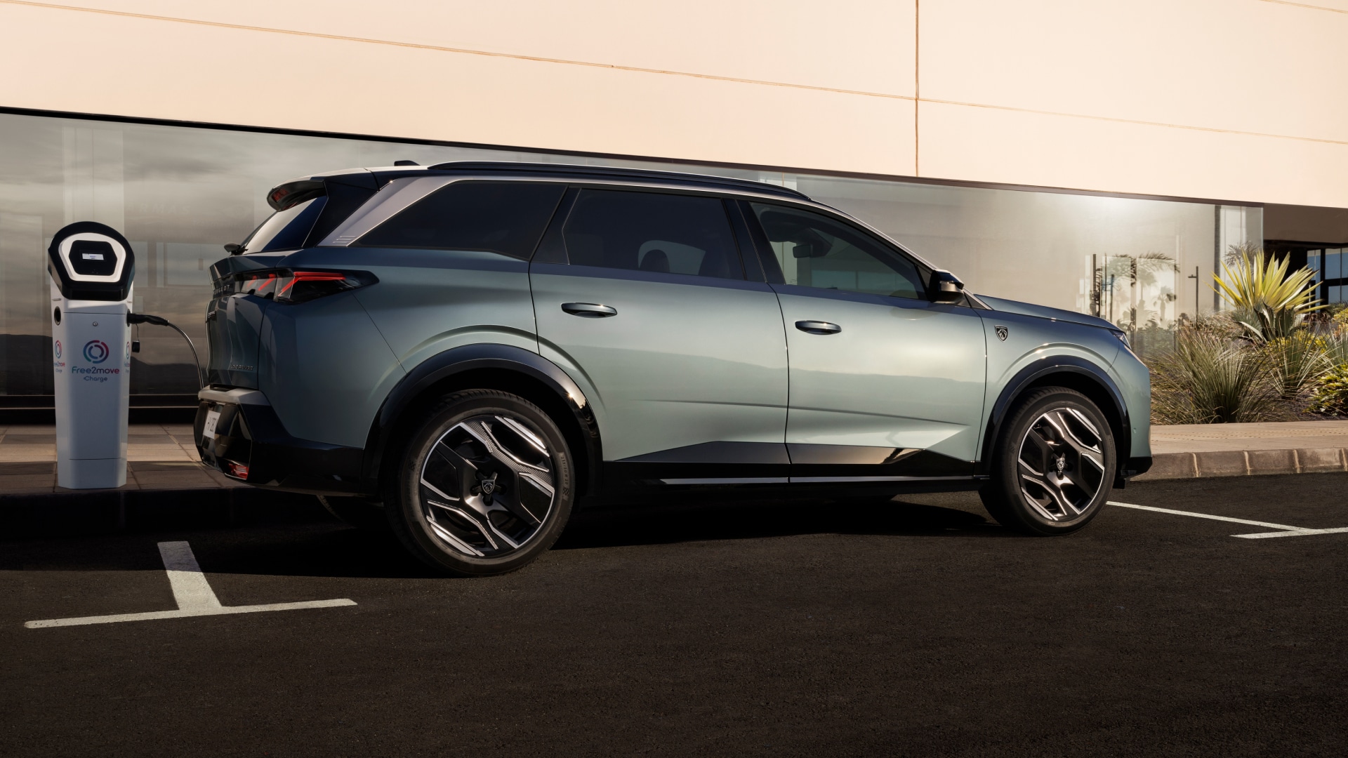 PEUGEOT E-5008 Long range en charge