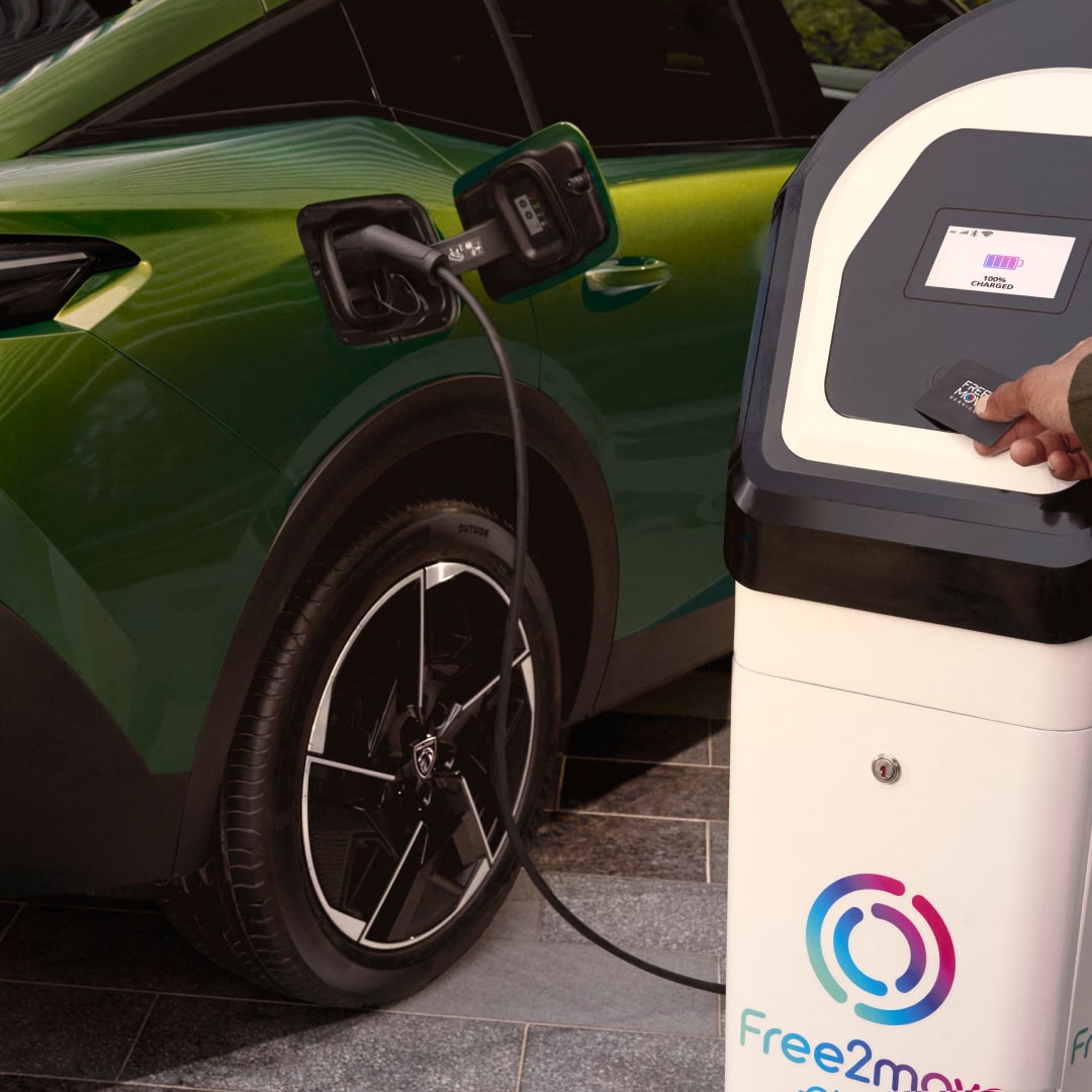 PEUGEOT E-408 en charge