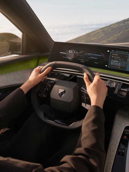 Man driving a Peugeot E-5008, i-cockpit detail
