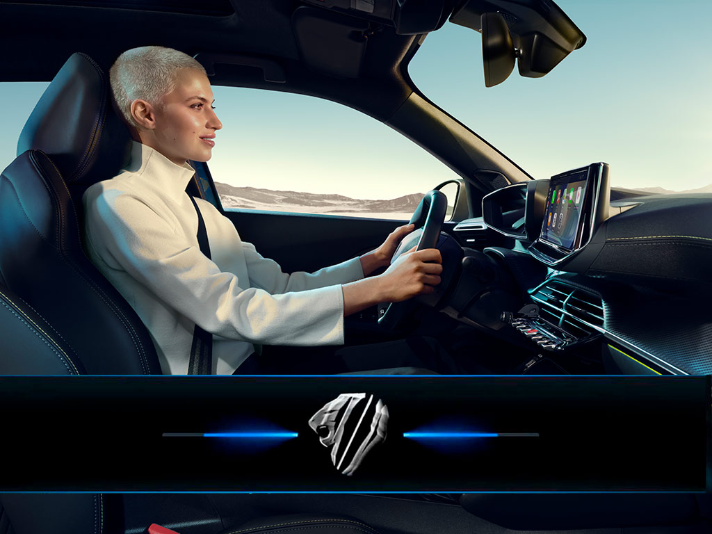 Femme conduisant le nouveau PEUGEOT E-2008