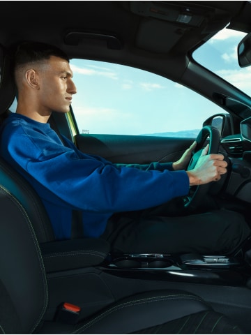 Man bestuurt de PEUGEOT E-208