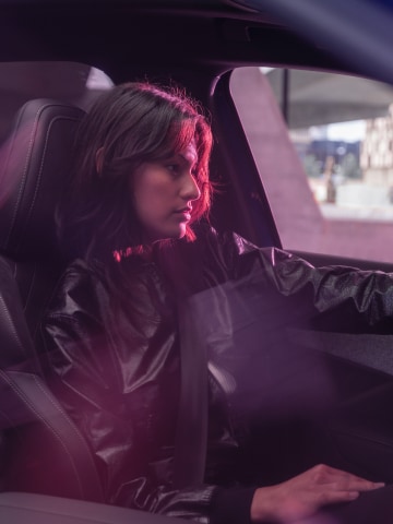 Vrouw rijdt met de PEUGEOT E-3008 SUV