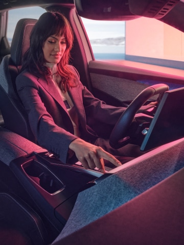 Vrouw rijdt met de PEUGEOT E-3008 SUV