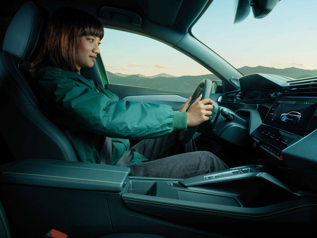 PEUGEOT E-308 i-Cockpit with woman driving