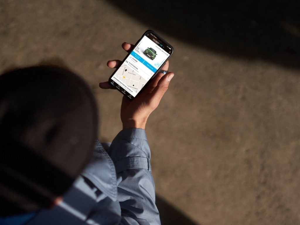 PEUGEOT 308 Plug-in Hybrid woman with mobile app