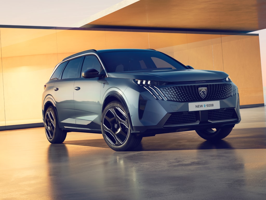 Vooraanzicht nieuwe Peugeot E-5008 Blue Ingaro