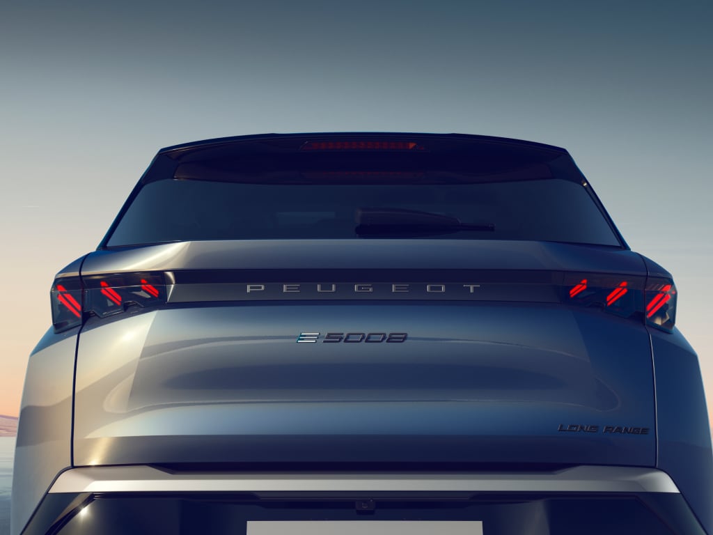 Achteraanzicht nieuwe Peugeot E-5008 Blue Ingaro