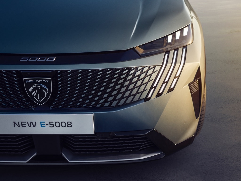 Nieuwe Peugeot E-5008 Blue Ingaro met PEUGEOT PIXEL LED-koplampen