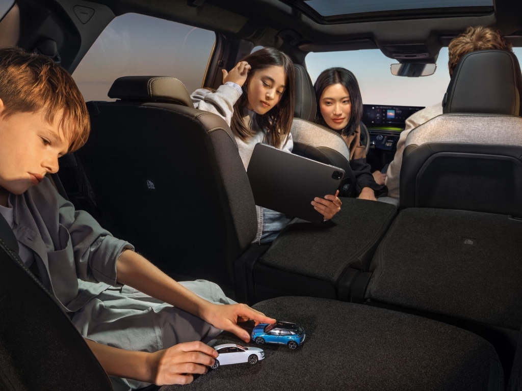 Gezin aan boord van de Peugeot E-5008