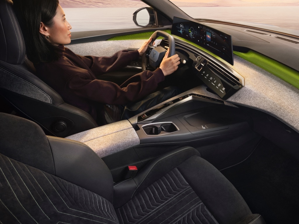 Vrouw aan boord van de nieuwe Peugeot E-5008 met verwarmde AGR-zetels