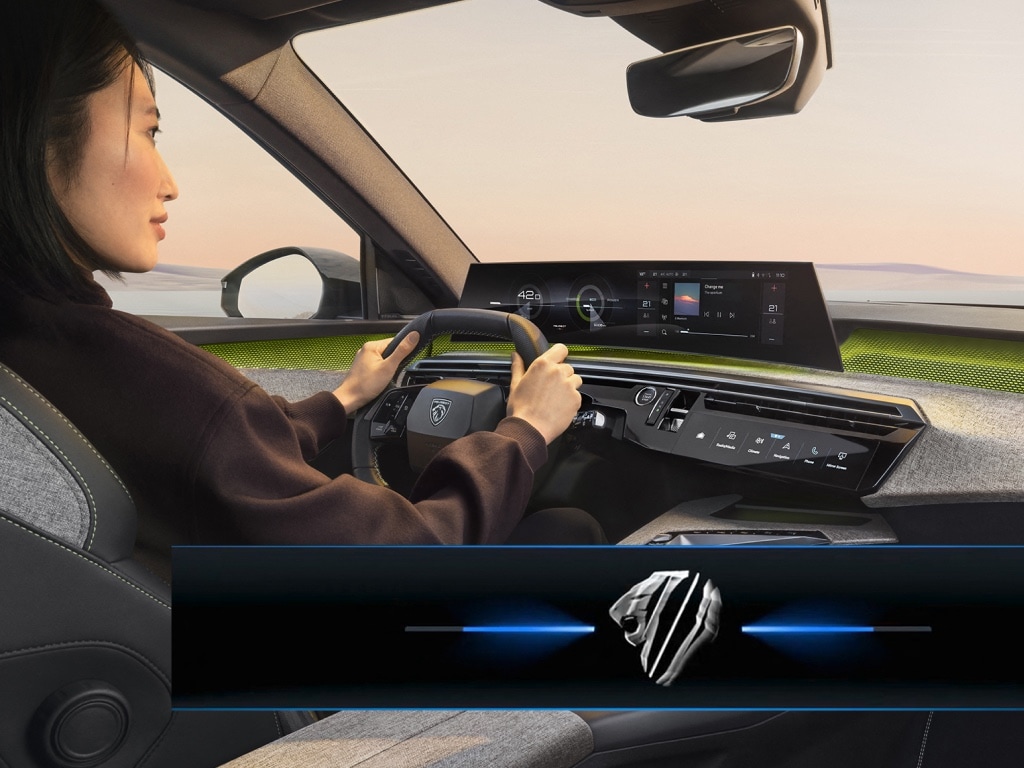 Vrouw in de nieuwe Peugeot E-5008 rijpositie