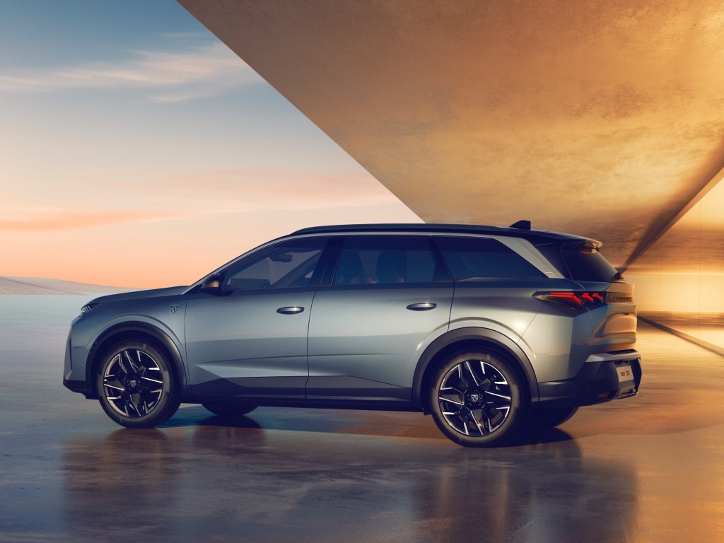 Nieuwe PEUGEOT 5008 Hybrid Blue Ingaro vooraanzicht