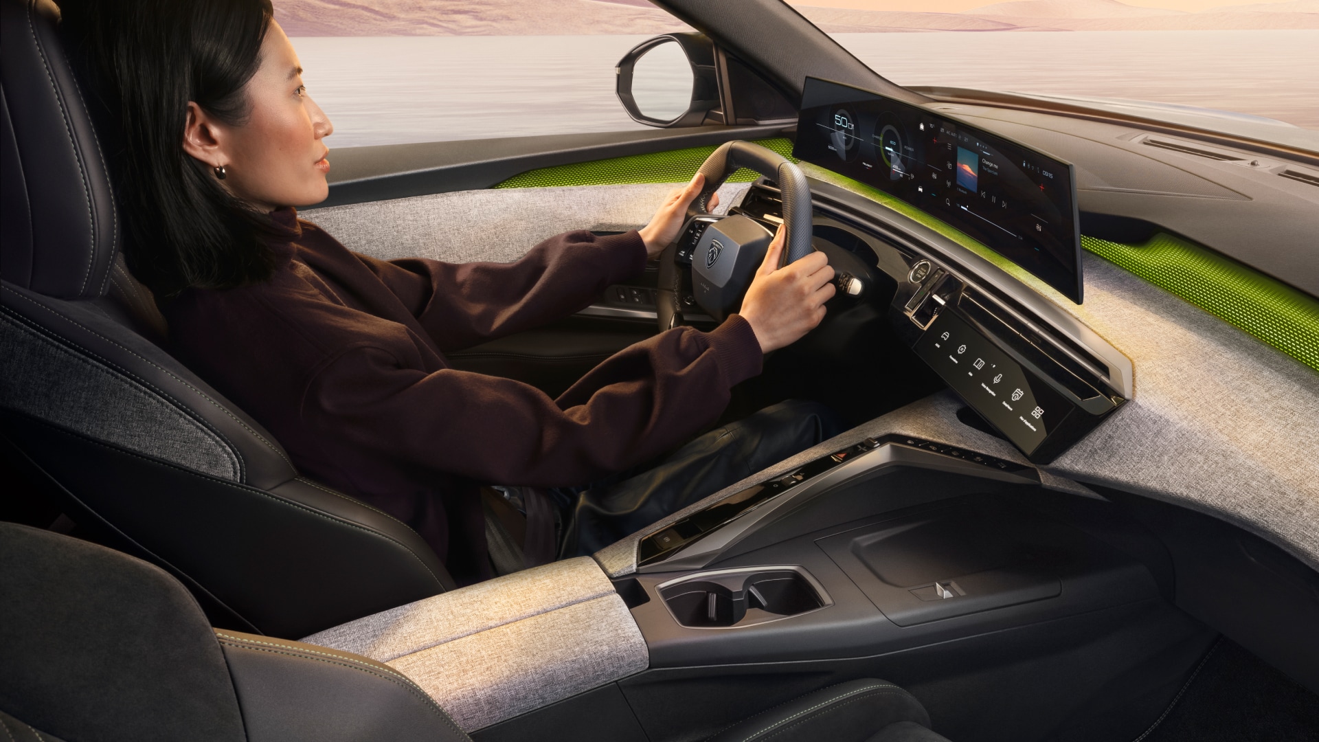 Vrouw bestuurt de PEUGEOT 5008 Hybride