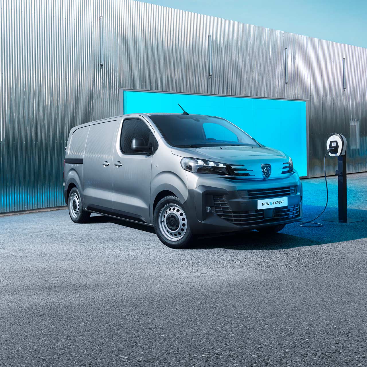 Nieuwe 100% elektrische Peugeot E-Expert aan het opladen