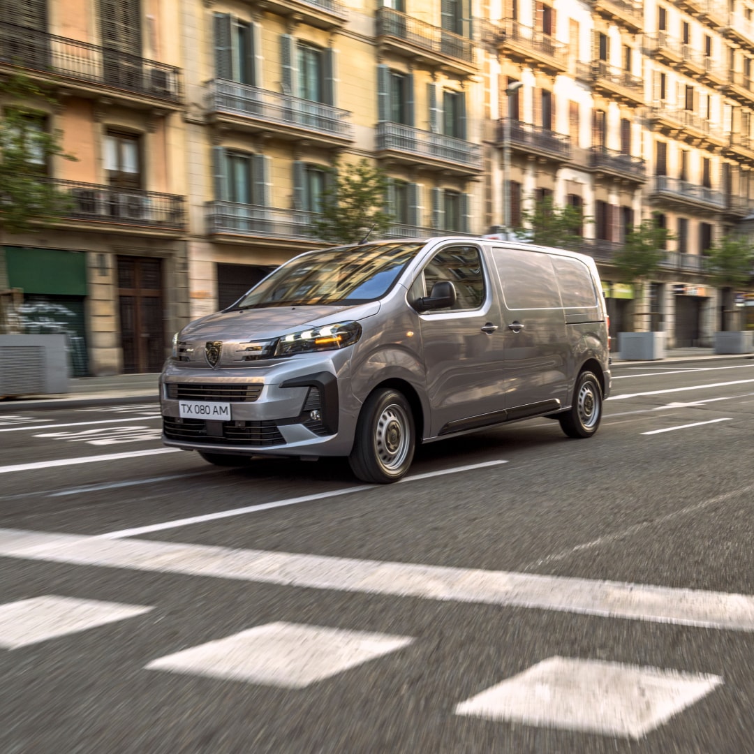 PEUGEOT Expert driving in the city
