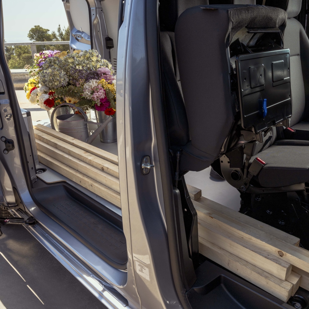 PEUGEOT Expert loaded with long items