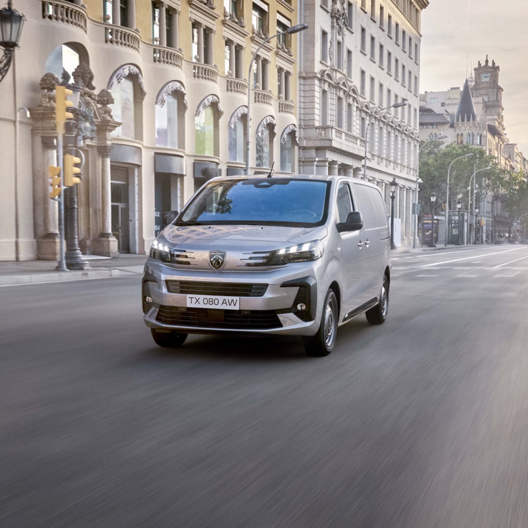PEUGEOT E-Expert driving in the city