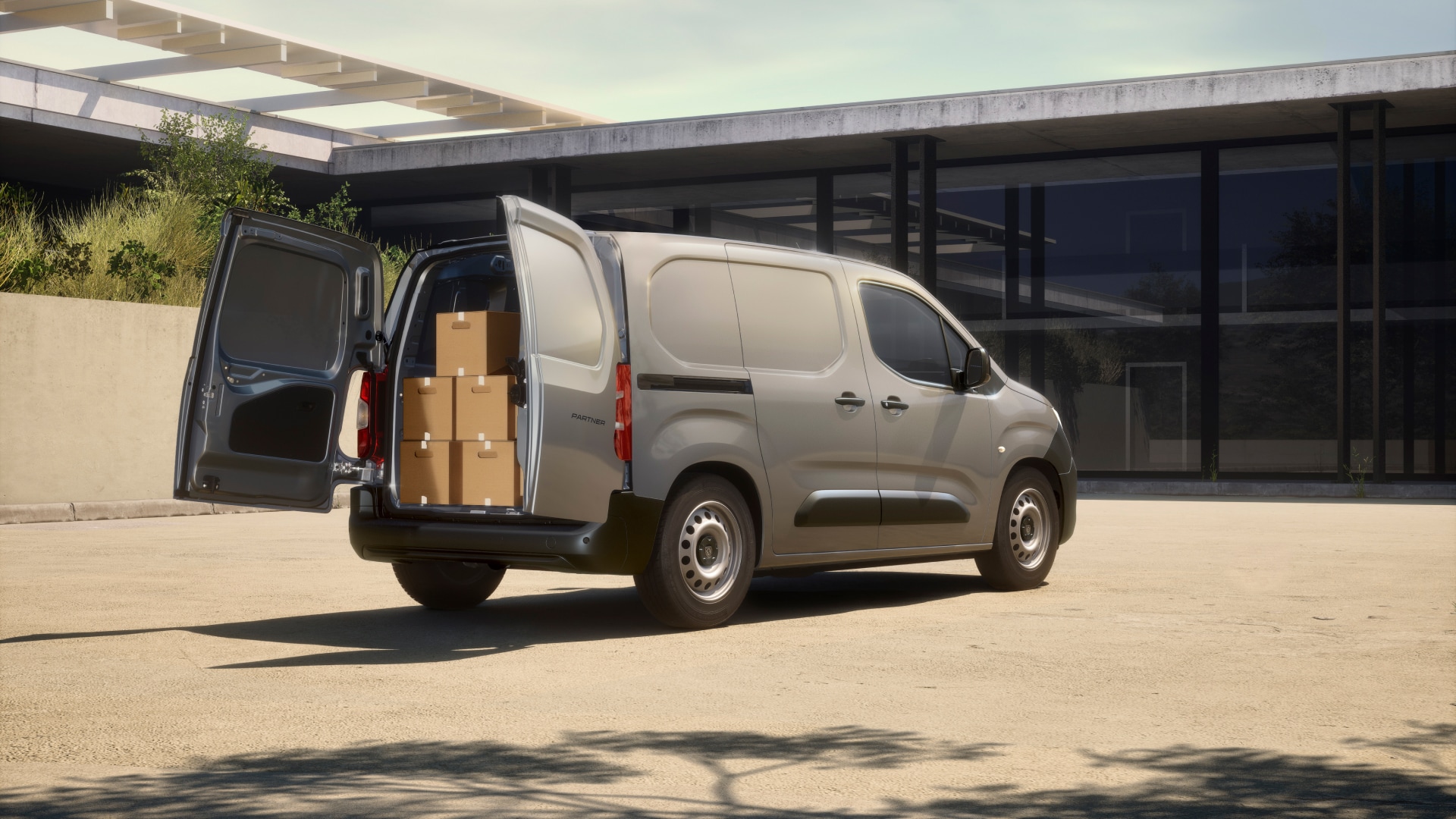 Nieuwe PEUGEOT Partner Active is aan het opladen