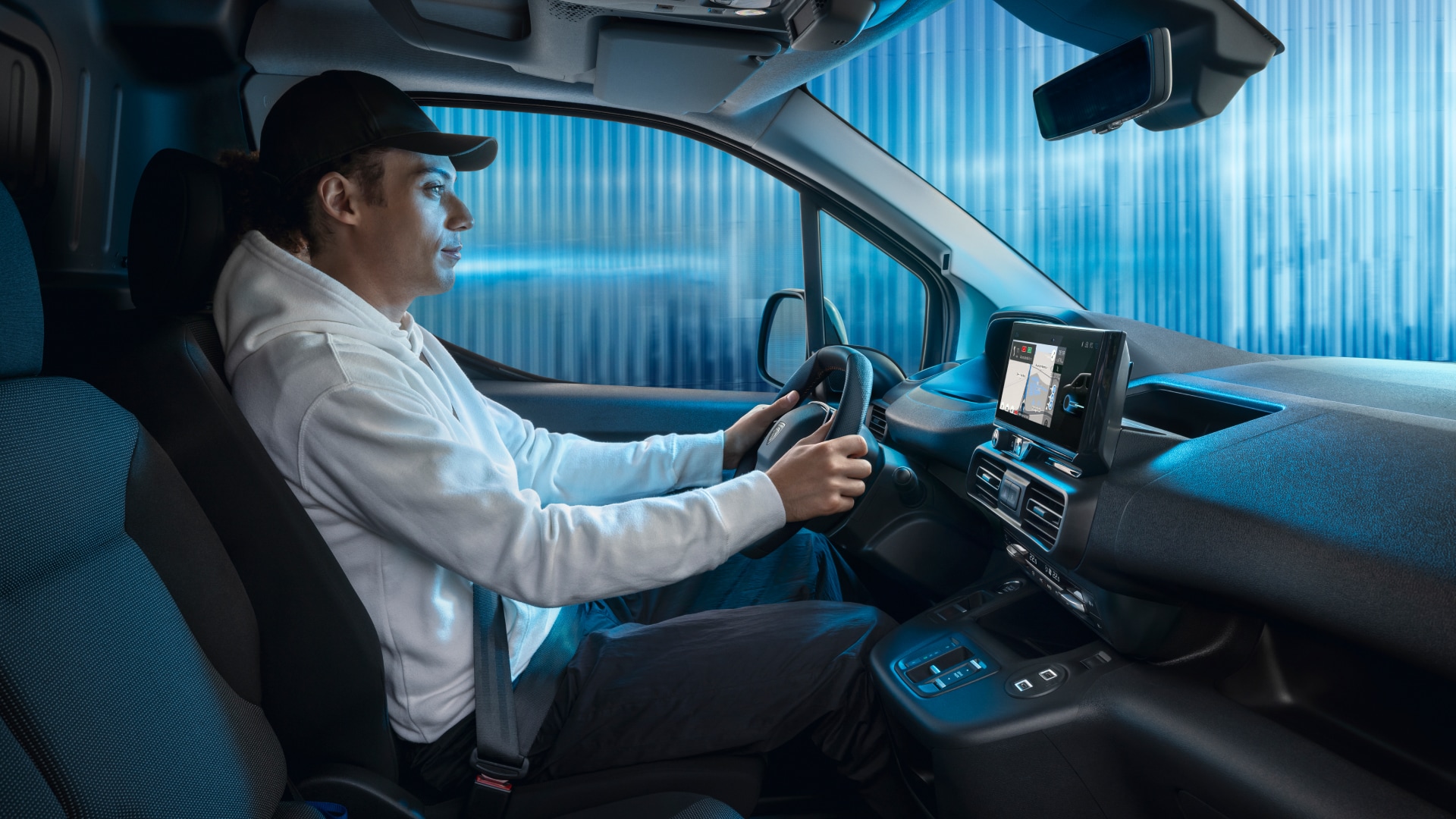 Man bestuurt een PEUGEOT E-Partner