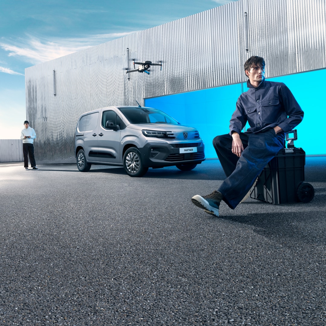 Een man staat voor een PEUGEOT E-Partner