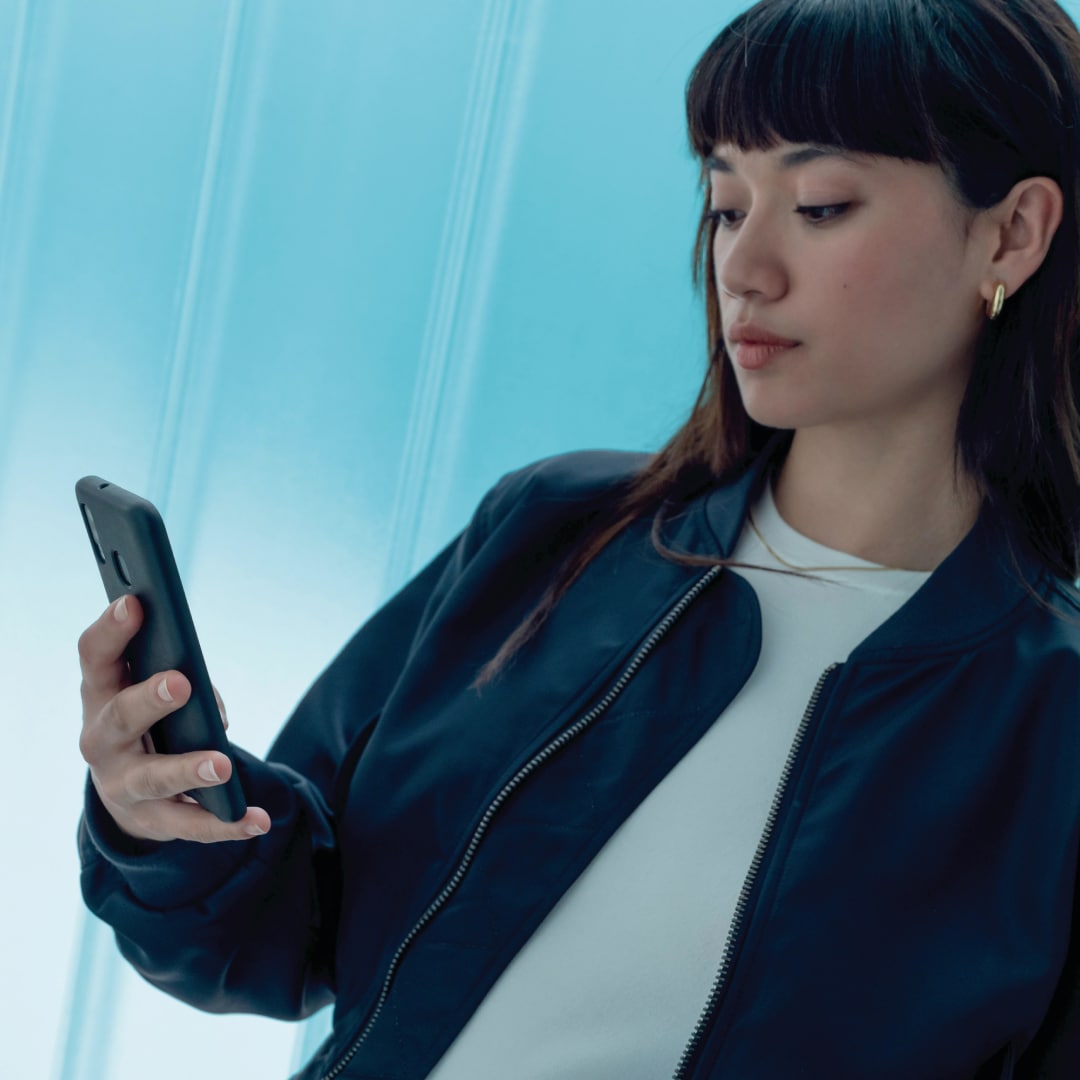 Een vrouw met een smartphone