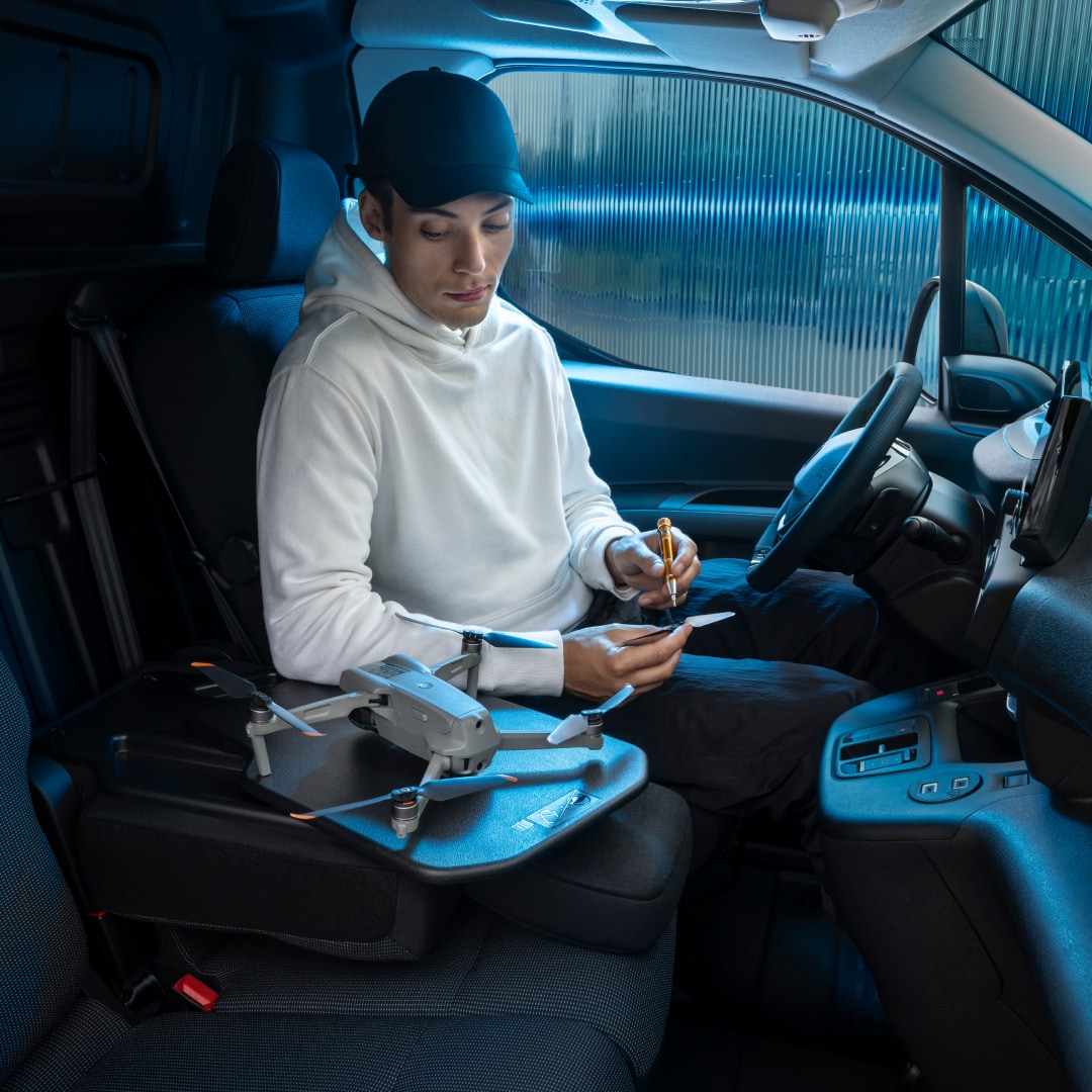 Man werkt aan boord van een PEUGEOT E-Partner
