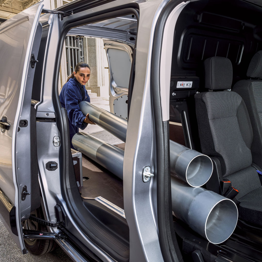 Man loading a PEUGEOT Partner