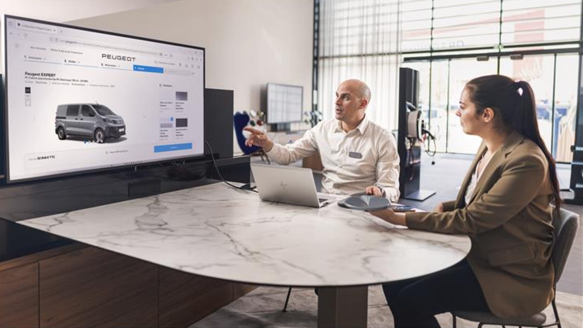 PEUGEOT Professioneel centrum, een expert met een klant